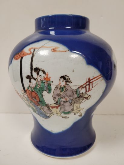 null Petit pot à gingembre en porcelaine, Chine, XIXe siècle
Emaillé bleu sous couverte....