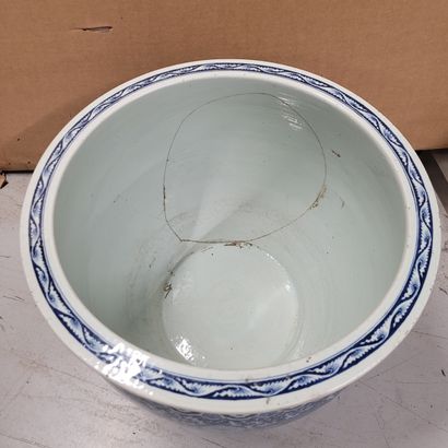 null Importante vasque en porcelaine, Chine, XVIIIe siècle 
A décor en bleu sous...