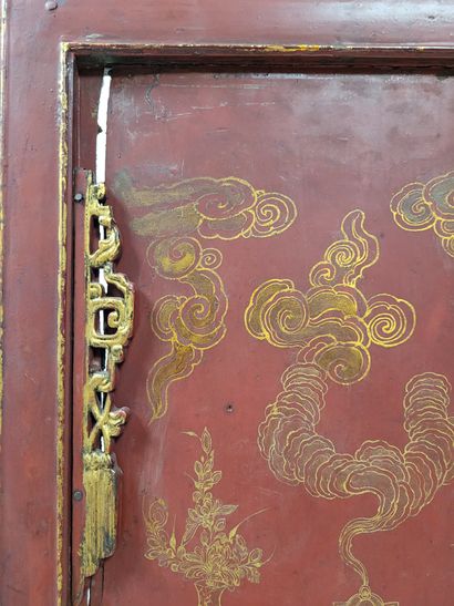 null Ecran en bois laqué, Chine, Ningbo, vers 1900
Rectangulaire, laqué rouge à décor...