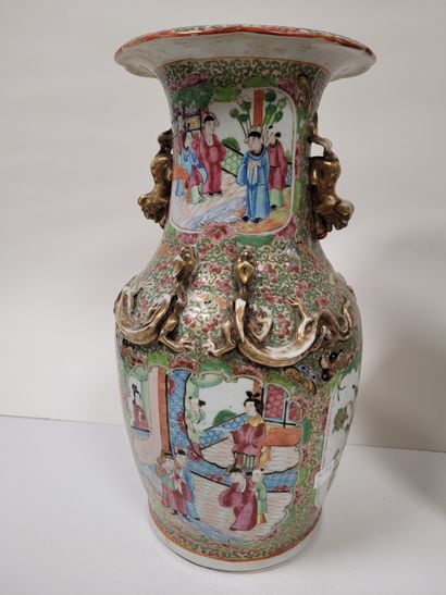 null Paire de vases balustres en porcelaine, Canton, XIXe siècle
A décor en réserve...