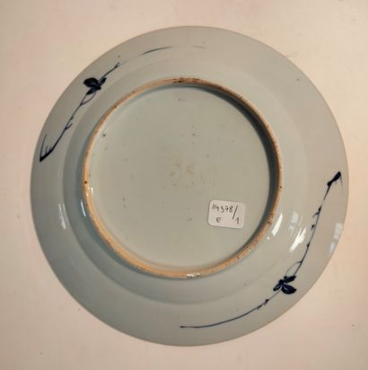  Assiette ronde en porcelaine émaillée en bleu, Chine, époque Kangxi (1662 - 1722)...