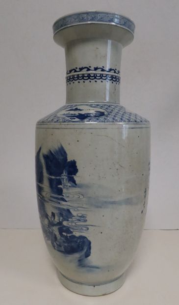 null Vase en porcelaine, Chine, fin XIXe siècle
A panse cylindrique, à décor bleu...