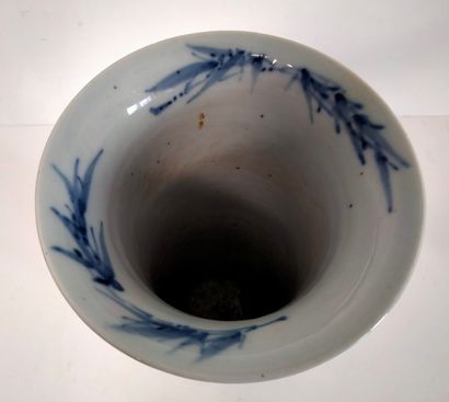 Vase rouleau en porcelaine bleu blanc, Chine, XIXe siècle A décor de phoenix nichés...