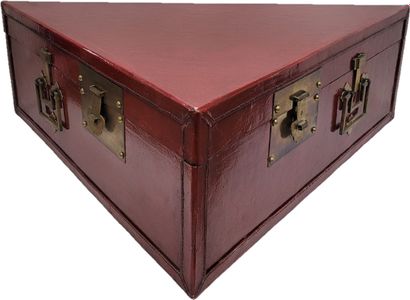null Table basse triangulaire, Chine, XXe siècle 
Formant coffre en bois laqué rouge,...