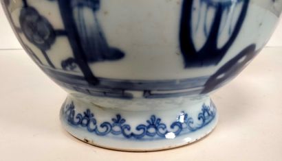  Verseuse en porcelaine bleu blanc, Chine, époque Kangxi (1662 - 1722) A panse basse...