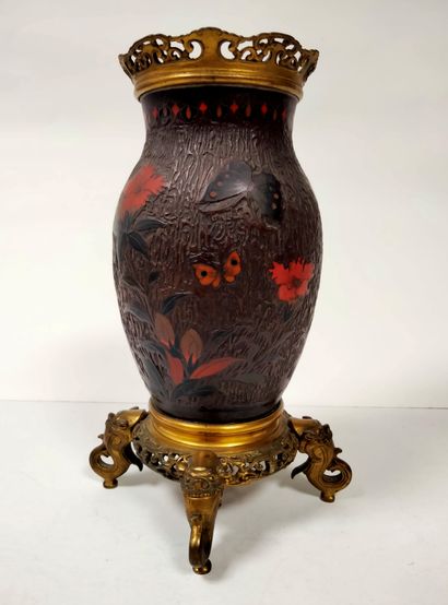 null Paire de vases en porcelaine laquée, Japon, vers 1900
A décor cloisonné de fleurs...