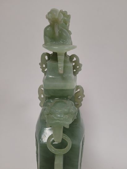 null Vase couvert en serpentine, Chine, XXe siècle
Style et décor archaïsant, les...