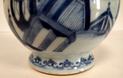 null A blue and white porcelain pot, China, Kangxi period (1662 - 1722). The
low...