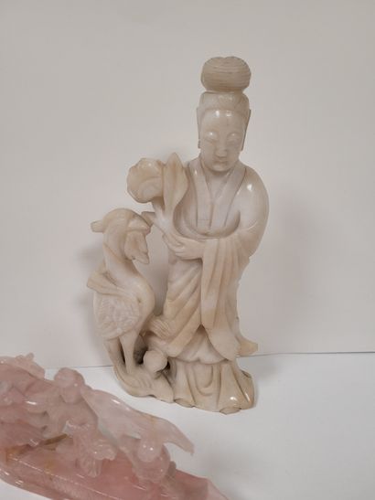  Ensemble de quatre statuettes en pierre dure, Chine, XXe siècle Comprenant : - 1...