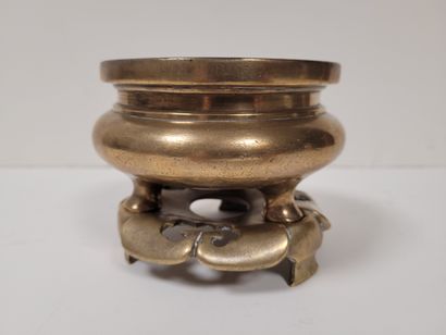 null Bronze tripod incense burner, China, circa 1900Set
on a lotus leaf shaped base.
Total...