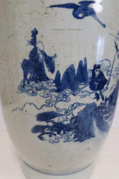 null Vase en porcelaine, Chine, fin XIXe siècle
A panse cylindrique, à décor bleu...