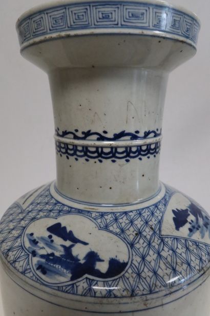 null Vase en porcelaine, Chine, fin XIXe siècle
A panse cylindrique, à décor bleu...