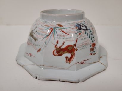 null Bol de forme décagonale en porcelaine à décor Kakiemon de chevaux, Japon, XIXe...