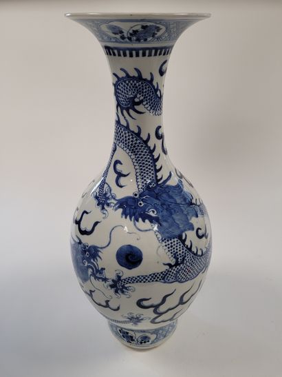 null Grand vase en porcelaine leu blanc, Chine, fin XIXe - début XXe siècle
A décor...