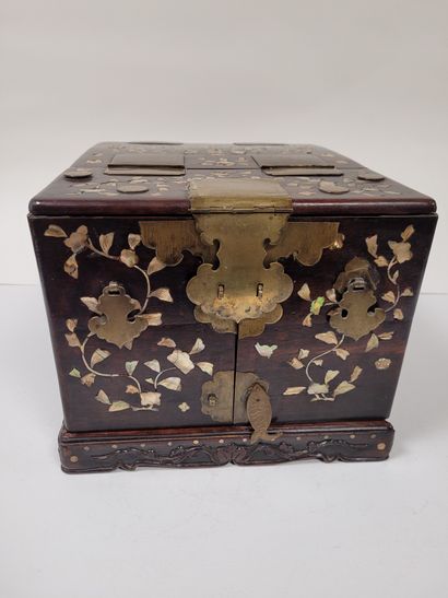 null Small wooden dressing table with drawers, Indochina, circa 1900. 
Inlaid mother-of-pearl...