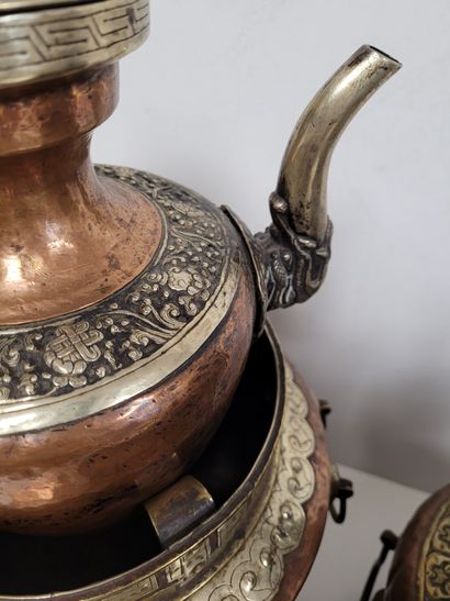 null 
Set of 3 copper teapots, Tibet



Composed of 2 large teapots with handles...