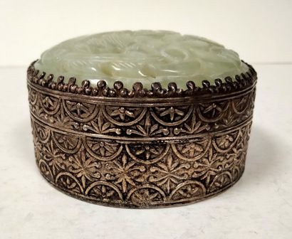 null Circular metal box, Southeast Asia, 20th
centuryChased
decorations
, the green...