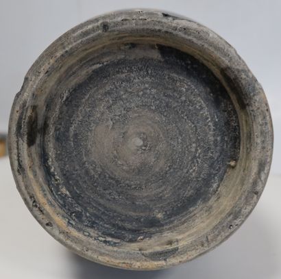 null Large porcelain vase, China, late 19th centuryA
cylindrical body and high neck...