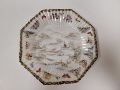 null Service à thé en porcelaine, Japon, vers 1900
Composé de :
- 1 théière couverte
-...