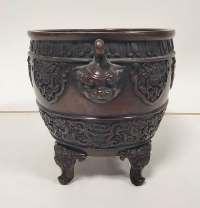null Small bronze four-legged planter, Japan, circa 1900 
Decorated with taotie masks,...