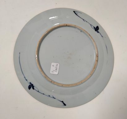 null Assiette ronde en porcelaine émaillée en bleu, Chine, époque Kangxi (1662 -...