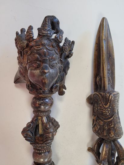 null Deux dagues rituelles ou phurbu en bronze, Tibet, XXe siècle
Lames tripartites...