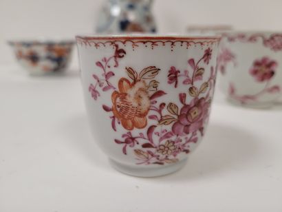 null Ensemble de six porcelaines, Chine et Japon, XVIIIe siècle
Comprenant : 
- Cinq...