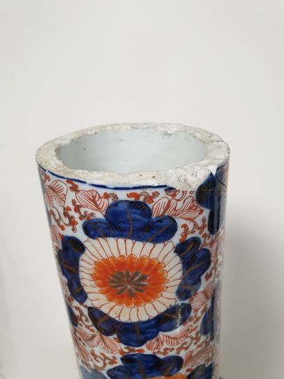 null A large porcelain bottle vase with Imari decoration, Japan, Meiji period (1868-1912
)With...