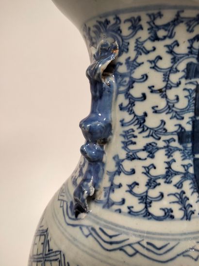 null CHINE, XXe siècle
Paire de vases en porcelaine à décor bleu blanc de caractères...