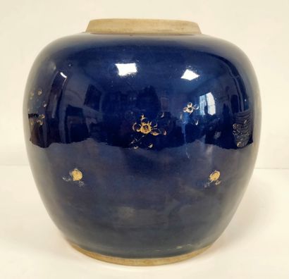  Pot à gingembre en porcelaine émaillée bleu poudré, Chine XIXe siècle A décor doré...