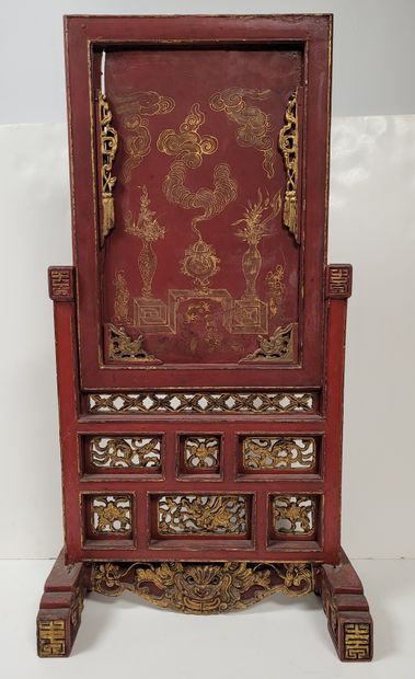  Ecran en bois laqué, Chine, Ningbo, vers 1900 Rectangulaire, laqué rouge à décor...