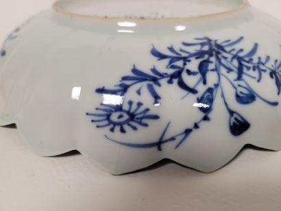 null Coupe polylobée en porcelaine bleu blanc, Chine, XIXe siècle
A décor d'oiseaux...