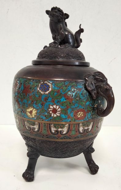 null A bronze and cloisonné enamel perfume burner, China, circa 1900A
decoration...