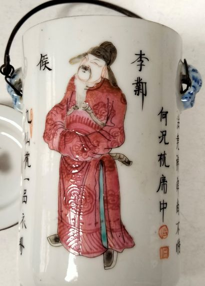  Petit pot couvert, Chine, fin XIXe - début XXe siècle Tripode en porcelaine à décor...