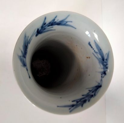 null Vase rouleau en porcelaine bleu blanc, Chine, XIXe siècle
A décor de phoenix...