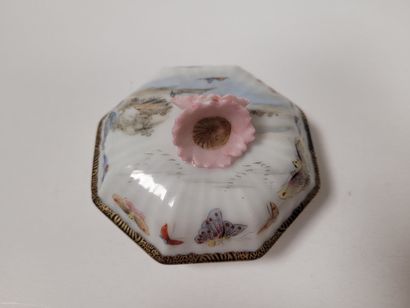 null Service à thé en porcelaine, Japon, vers 1900
Composé de :
- 1 théière couverte
-...