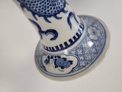  Grand vase en porcelaine leu blanc, Chine, fin XIXe - début XXe siècle A décor de...