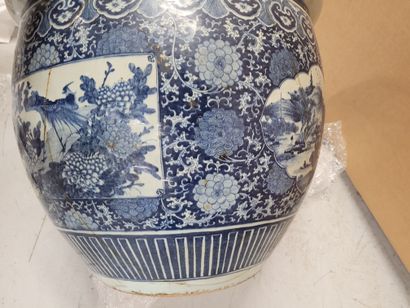 Importante vasque en porcelaine, Chine, XVIIIe siècle A décor en bleu sous couverte...