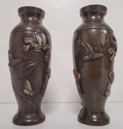 null Paire de petits vases balustres en bronze, Japon, début XXe siècle
A décor en...