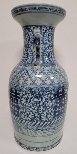  Vase en porcelaine à décor bleu blanc, Chine, XXe siècle A décor de caractères de...