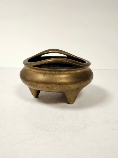 null Brûle-parfum tripode en bronze doré, Chine, XIXe siècle
La panse bombée, la...
