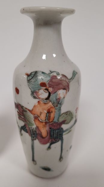 null Paire de petits vases en porcelaine dans le style de la famille rose, Chine,...