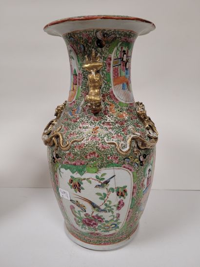 null Paire de vases balustres en porcelaine, Canton, XIXe siècle
A décor en réserve...