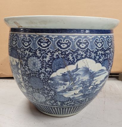 null Large porcelain basin, China, 18th century 
Decorated in blue underglaze with...