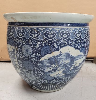 null Importante vasque en porcelaine, Chine, XVIIIe siècle 
A décor en bleu sous...