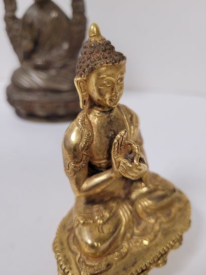 null Deux statuettes en bronze, Asie, XXe siècle
L'une dorée représentant bouddha,...
