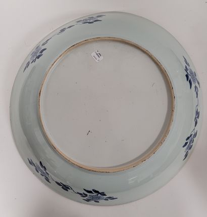 null Large white porcelain dish enamelled in blue underglaze, China, 18th
centuryCentral...