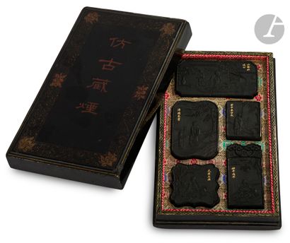 null Coffret en laque noire et or contenant cinq pains d’encre, Chine, XIXe siècle
Le...