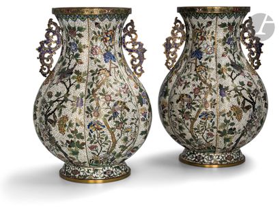 null Paire de vases polylobés en émaux cloisonnés polychromes, atelier de Teh Hsin...