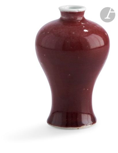 null Vase de forme meiping en porcelaine émaillée « sang de boeuf », Chine, XIXe...